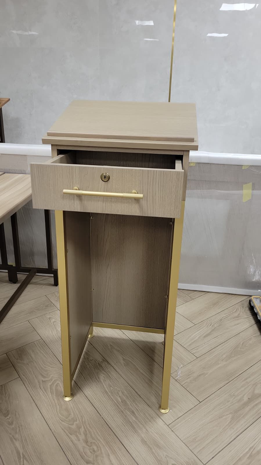 Amud detail — drawer and gold frame