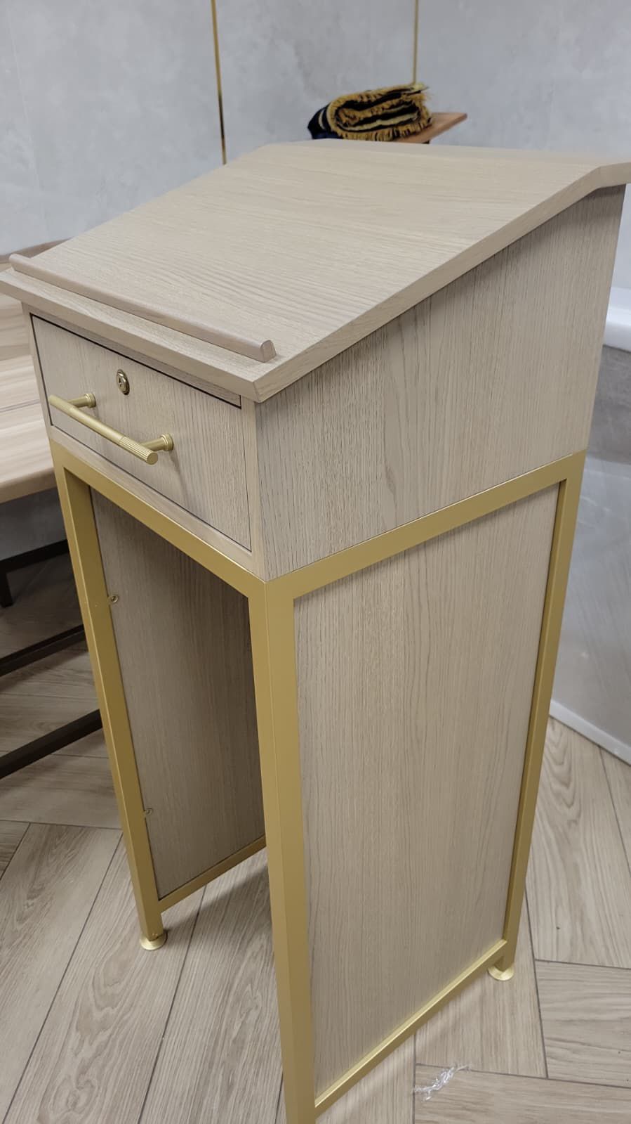 Amud — reading stand in oak and gold
